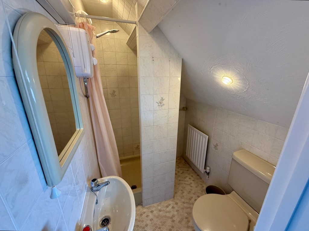 Lot: 100 - SUBSTANTIAL CORNER PROPERTY WITH POTENTIAL - Loft room en-suite shower room with W.C.